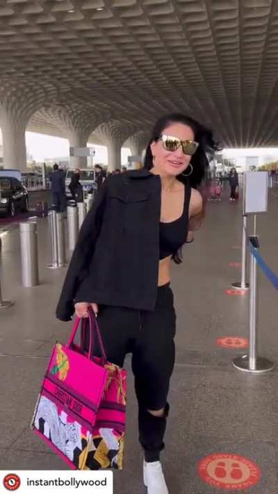 Ameesha Patel Mam goes Black<wbr>..ð<wbr>¤â¤ï<wbr>¸ She looks very very glamorous and stunning ð