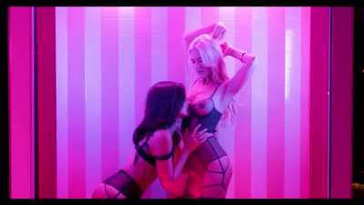 Caprice & Eva's pink show
