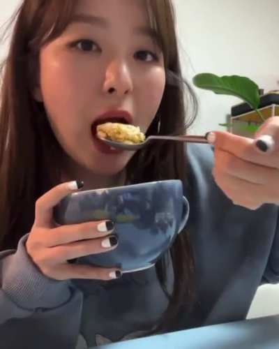 Seulgi eating