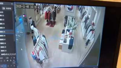 网传女子在<wbr>商城把人家<wbr>店铺里的衣<wbr>服点着了。