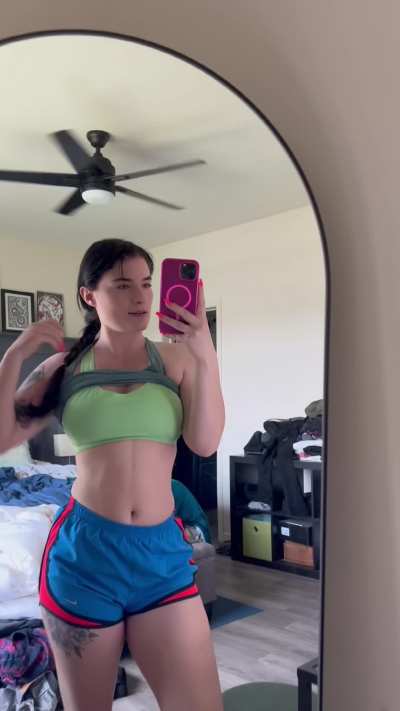 Gym shorts and really nice rack 🎶💃