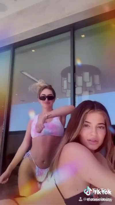 Omfg that twerk 😫