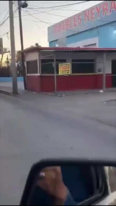 Viene del futuro y es de metal blando, ya van dos que envía Skynet, ya te estás hartando. #chiwasnaked