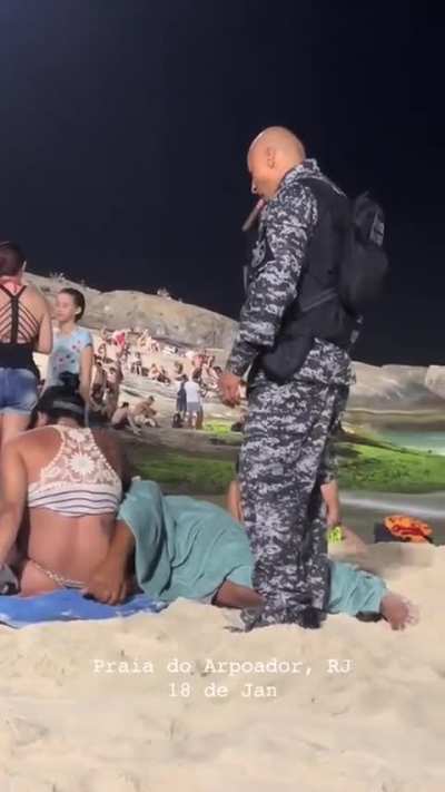 Brazilian police disrupts couple having an intimate moment in a crowded beach