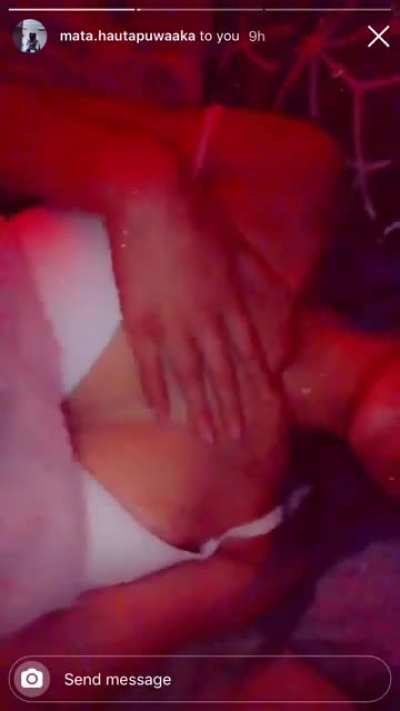 @Mata Hauta<wbr>puwaa<wbr>ka👀 Was too easy to get this bih to send nudes lol. I have a whole lot of her if y’all want it