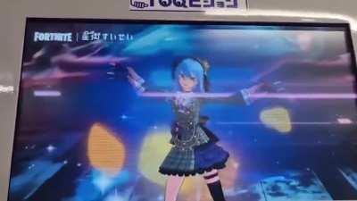 Preview of Suisei's BIBBIDIBA emote in Fortnite. Currently being shown in Japanese trains apparently.