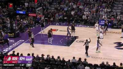 [Highlight] Toumani Camara sprints back for the big save and Ayton hits his 4th straight jumper