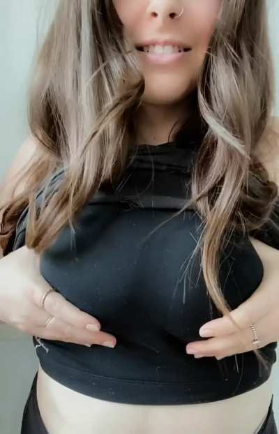 It feels so good to drop out of tight bras like this 🤤