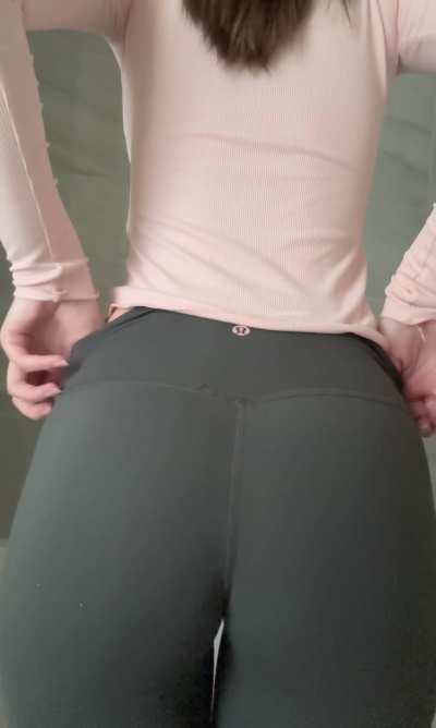 Leggings and no panties for yoga today ;)