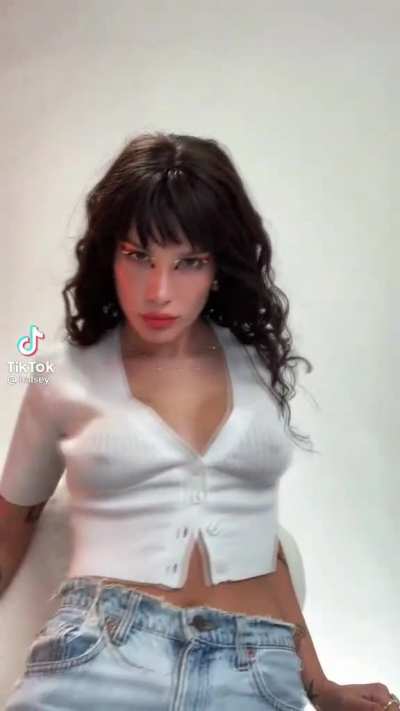 Halsey is so damn sexy