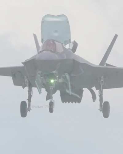 F-35B of VMFA-242 doing the hover at the Singapore Air Show 2022. Looks amazingly complicated. Being the last day, I experimented with 840mm to fill as much of the frame as possible.