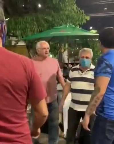 Cruzeirenses confrontando Wagner Pires de Sá