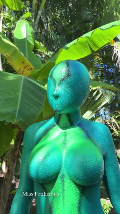Snake girl in the jungle 🐍🌴