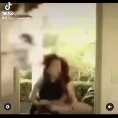 Dog goes nyôm