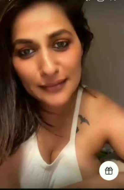 vansheen verma nipple slip on live