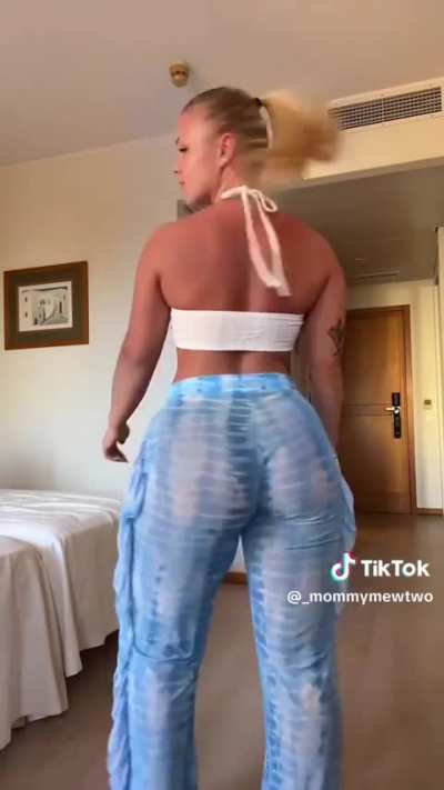 DAMN! This PAWG has a thick dumper 🤤🍑
