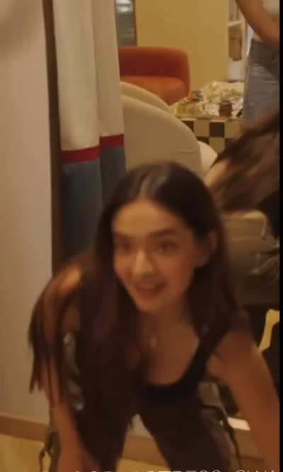Anushka sen deep cleavage 🥲
