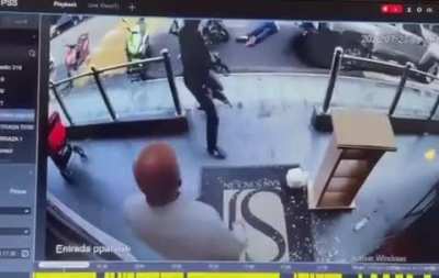 Colombian man tries to rob woman on street. A man that is with her denies that quickly.