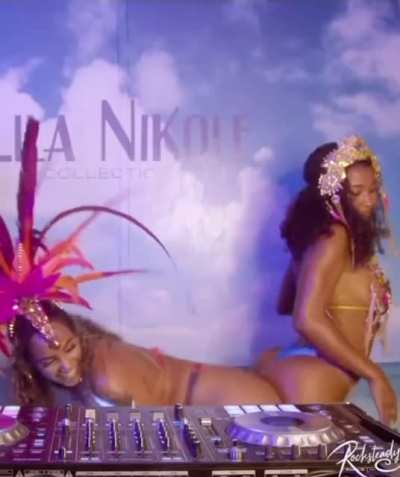 Look at those asses just bumpin up on and against each other 🍑🤤