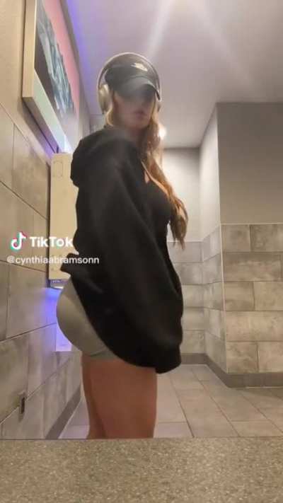 She got a nice ass too: cynth<wbr>iaabr<wbr>amson<wbr>n