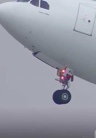 Why would an aircraft use landing gear that would fight the wind when retracting?