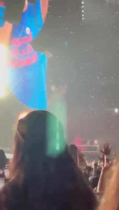 Chris Martin shitposing irl at the Mumbai Coldplay concert (yes I witnessed it live 😭😭)