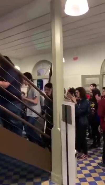Petistas invadem igreja em SC: Com bandeiras do comunismo, o ajuntamento gritou as palavras de ordem “ocupar e resistir”. Em outro momento, o grupo bradou que “os estudantes não aceitam opressão” e “ele não”, para referir-se ao presidente Jair Bolsonaro.