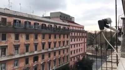 Na cidade de Roma, italianos em quarentena cantam “Bella Ciao” das janelas de suas casas