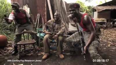 Macaco da Cia Surpreende Soldados (ou militares nsei a diferença) do Oeste Africano