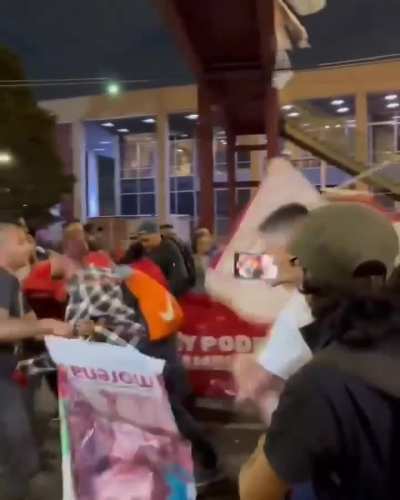 Simpatizantes de Morena agreden a manifestantes del frente por las 40 horas 