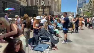 The unvaccinated are barred from entering hair salons in Australia, so a number of hairdressers offered free hairstyling services to unvaccinated Victorians in front of Parliament House in Melbourne