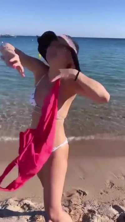 Kate Hudson in a bikini, nice ass too.