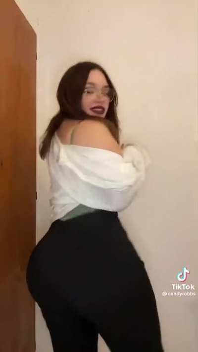 candyrobbs busty and thicc 🍒🍑