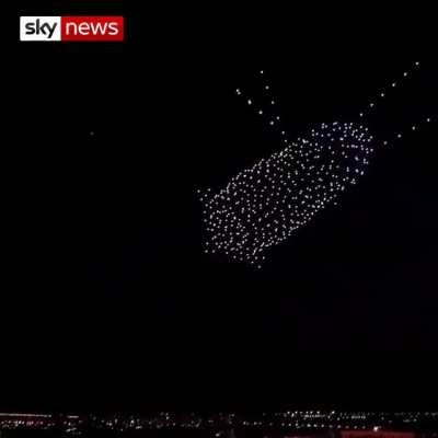 Sesenta años después del histórico vuelo de Yuri Gagarin, 500 drones iluminaron el cielo nocturno en la ciudad de Novgorod para recrear la historia espacial ruso-soviética.