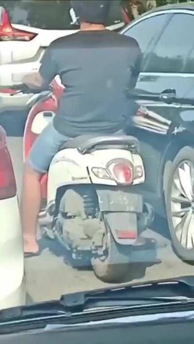 Hati2 dan Waspada Jika Ban Mobil tiba2 Bocor!!

Aksi seorang Pria memakai Ranjau paku dari sandal  terekam kamera mencoba merusak Ban Mobil , saat terjadi kerusakan pada ban dan mobil berhenti si pelaku langsung melakukan niat jahatnya