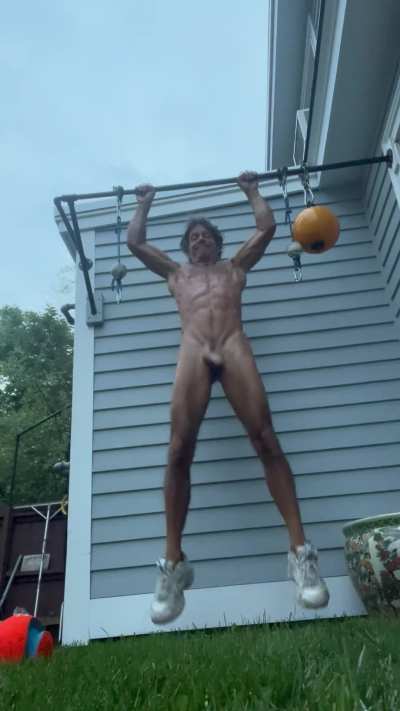 Buck naked outdoor workouts are da best!😲🙈