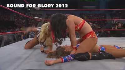 Tara knocks out Brooke, mounts her and takes her title