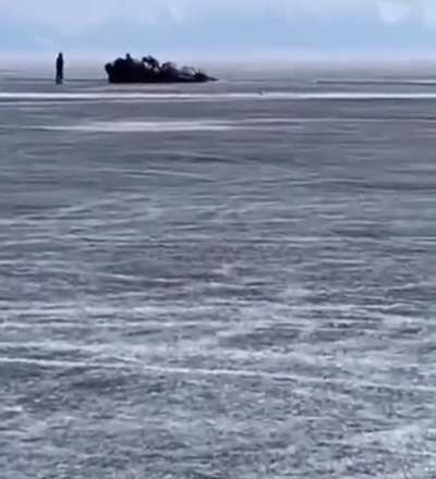Удивительные приключения людей с излишком хромосом на Байкале. Там мужички решили прокатиться по обледеневшему озеру на, внимание, грузовике. Затея сомнительная сама по себе, так тут ещё и середина вёсны, лёд, что очевидно, уже совсем тонкий, а грузовик в