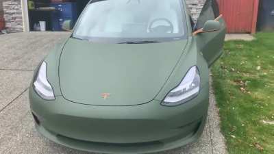 A little bit back, my Halo themed Tesla Model 3 was spotted in the wild. Today I added a couple of custom replaced horn sounds! (Play with sound)