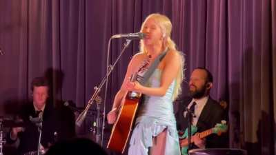 Rosé's performance at the Grammy Museum looks so boring and unenthusiastic.