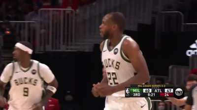 [Highlight] Middleton knocks down the 3 to cap off his personal 16-5 run against the Hawks