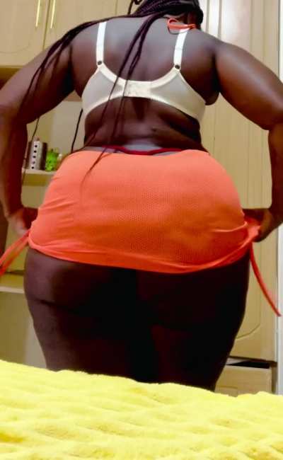 My big ass swallows this tiny G-string 🙈🍑