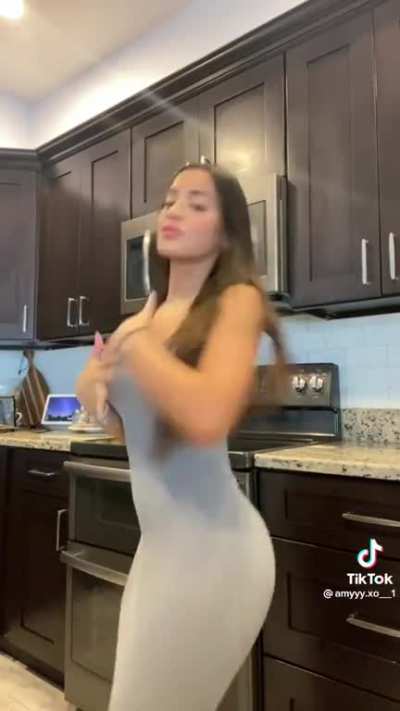 Look at her shake it 😍
