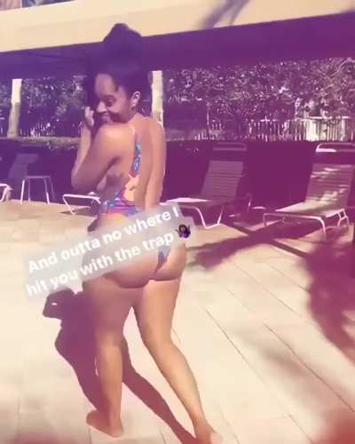 She Knows What She’s Doing 🍑