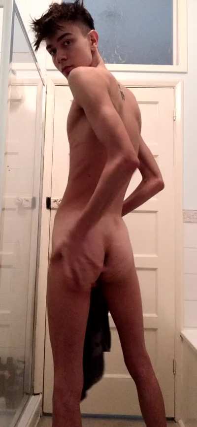 [20] Damn are u peeping at my hole?😏🤔