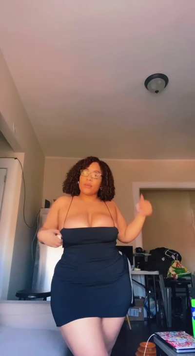 This video 🤤 them titties we’re popping out 