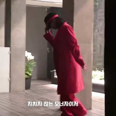 210303 - Momo moonwalk
