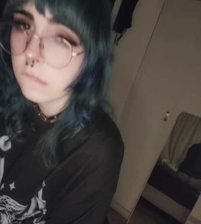 don't look at the mirror bro just focus on my face :3