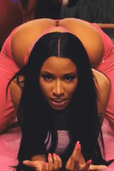 Probably one of her best gifs ever, her ass looks amazing in it