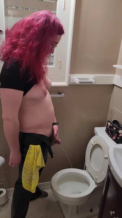 Taking a piss while flagging piss kink hehe